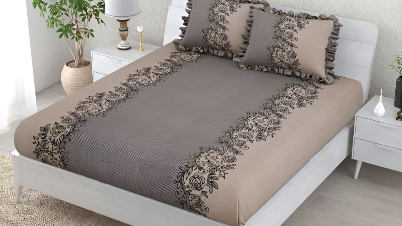 DREAM WEAVERZ Grey Floral 260 TC Double King Fitted Bedsheet with 2 Frill Pillow Covers
