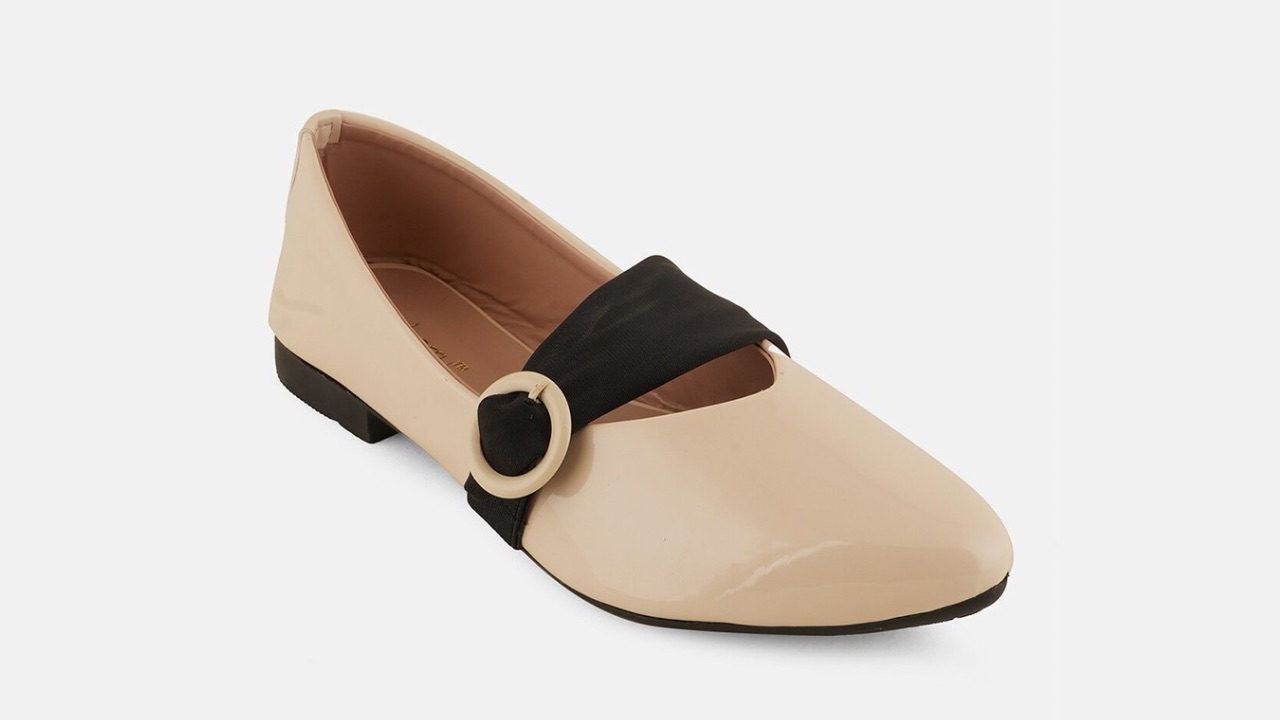 DressBerry Cream-Coloured Buckel Detail Pointed Toe Ballerinas Flats