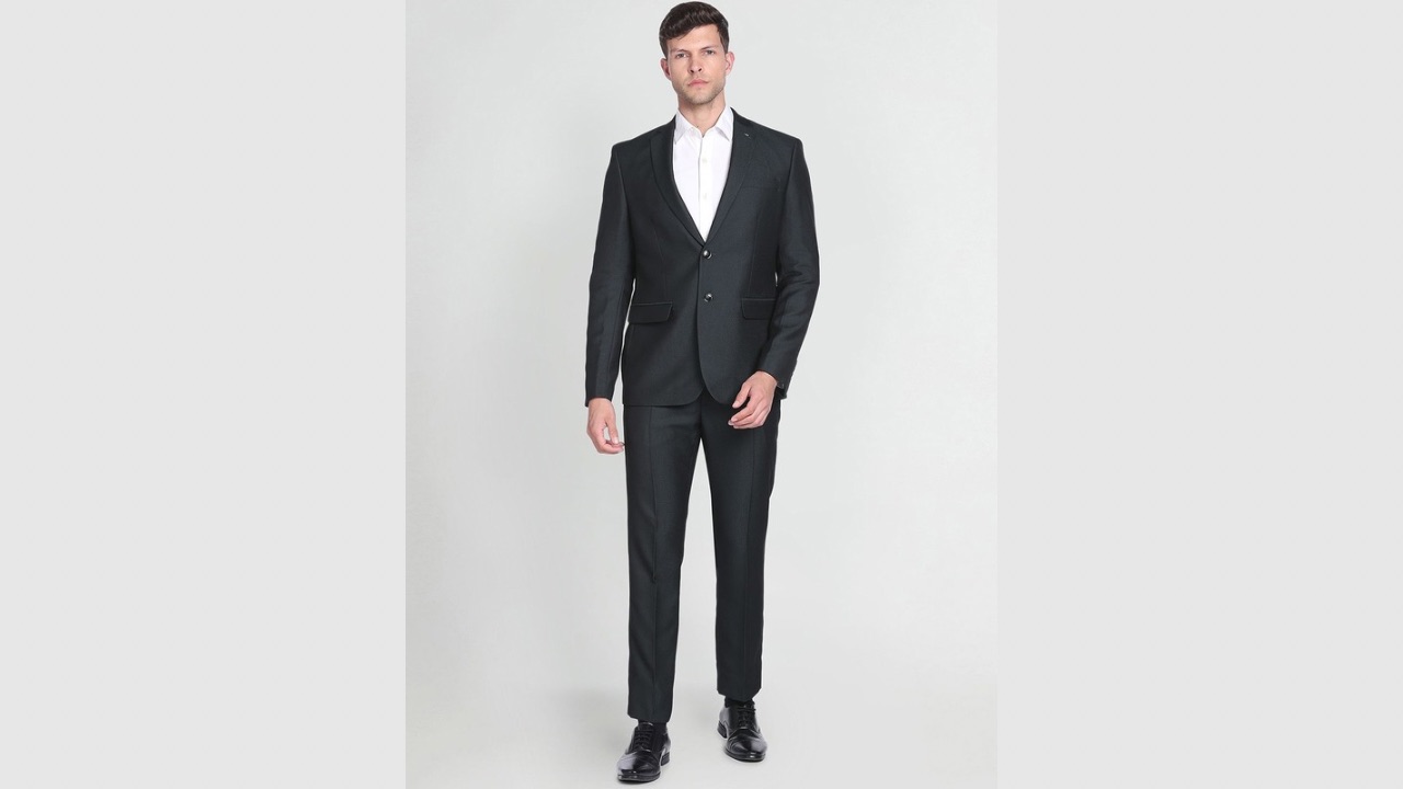 Arrow Men Two-Piece Self-Design Single-Breasted Suit