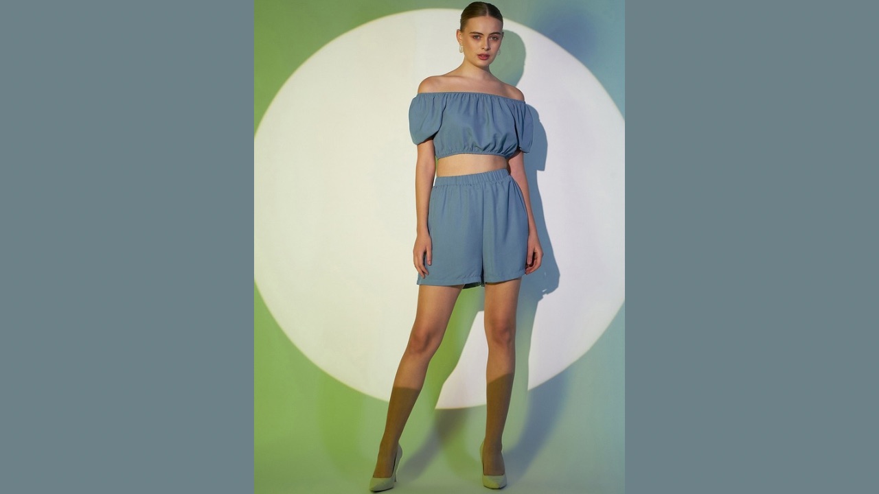 Berrylush Off-Shoulder Crop Top With Shorts