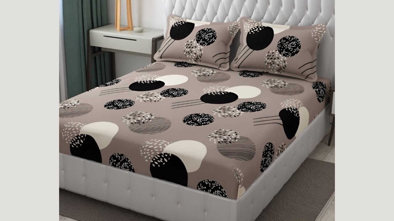 FINE TEX WORLD Purple Geometric 210 TC Microfiber Fitted King Bedsheet & 2 Pillow Covers