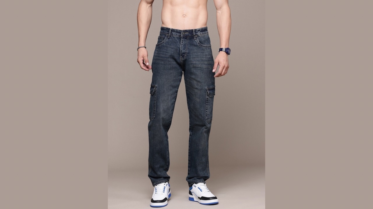 Roadster Men Relaxed Fit Light Fade Stretchable Cargo Jeans