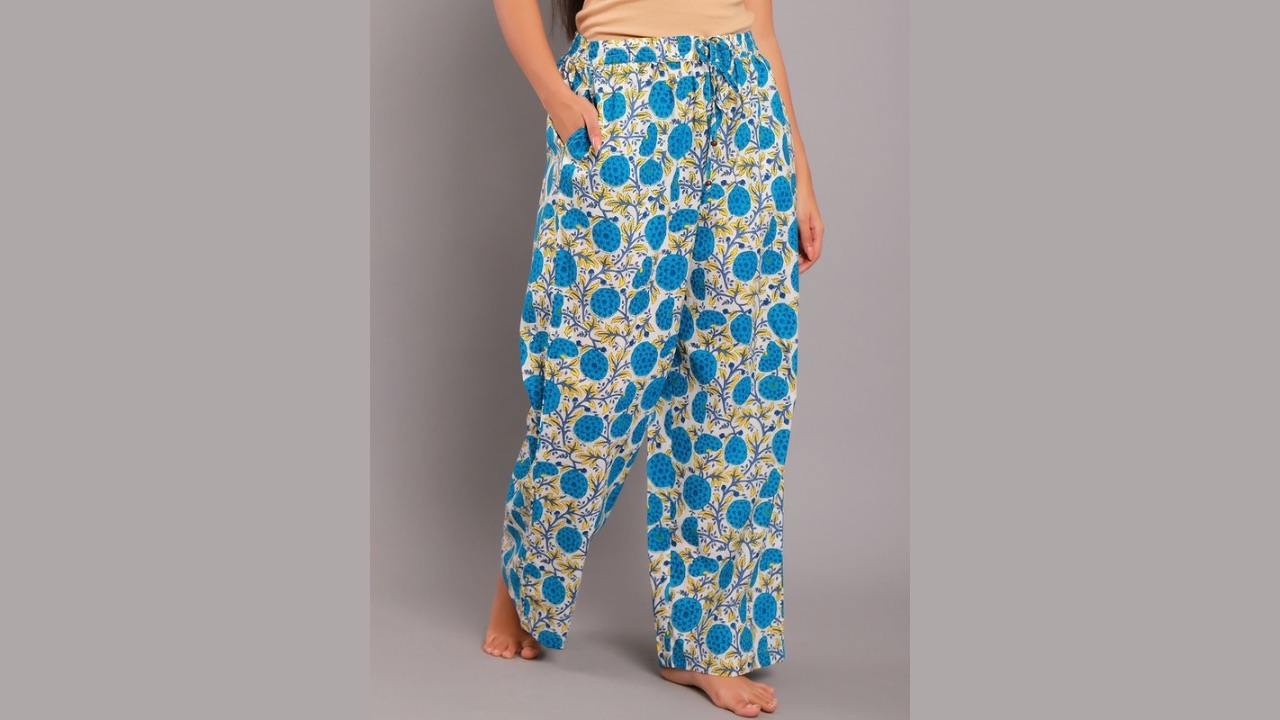 GAURANCHE Women Blue & White Floral Printed Lounge Short