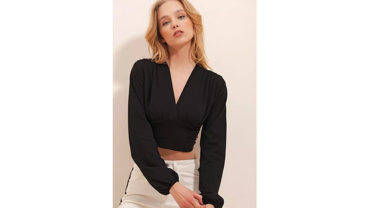 Alacati Crop Blouse With Pleated Front And Waist