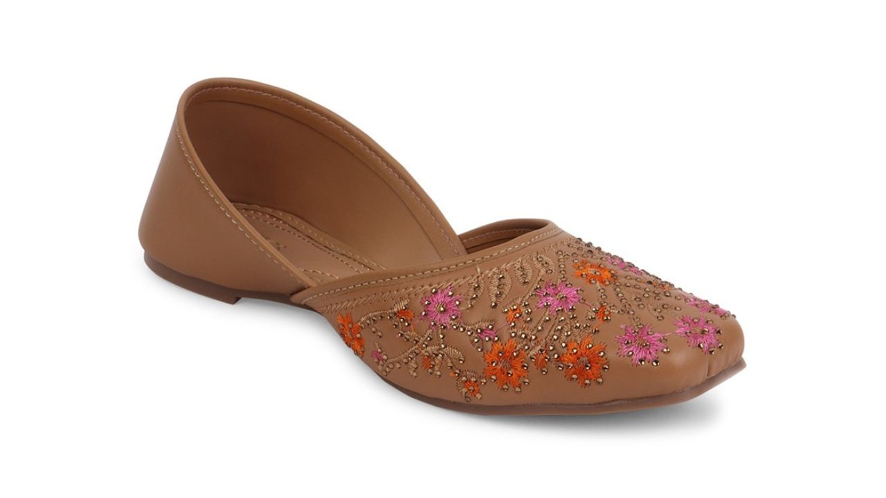 ICONICS Women Brown Ethnic Mojaris Flats
