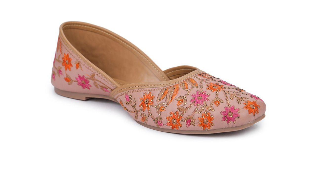 Shezone Women Peach-Coloured Embellished Ethnic Mojaris