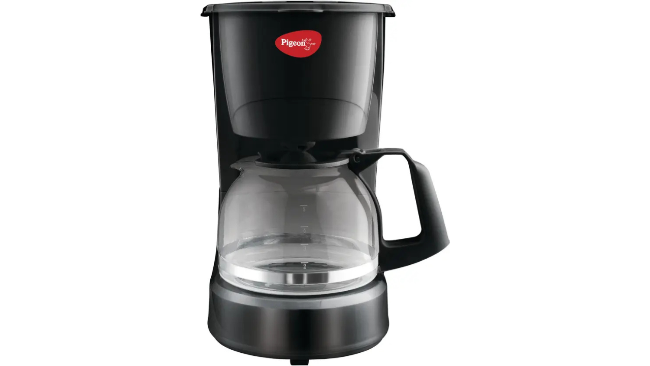 Simple, easy-to-use 5-cup coffee maker with water level indicator for perfect filter coffee at home.