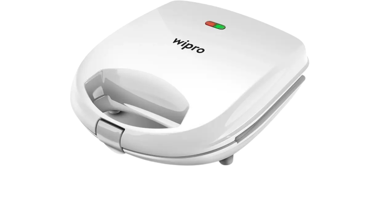 Wipro Vesta BS101 white triangle sandwich maker with non-stick plates.