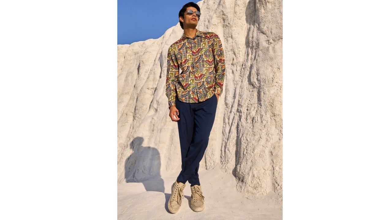 Dash and Dot Men Kalamkari Printed Spread Collar Curved Casual Shirt