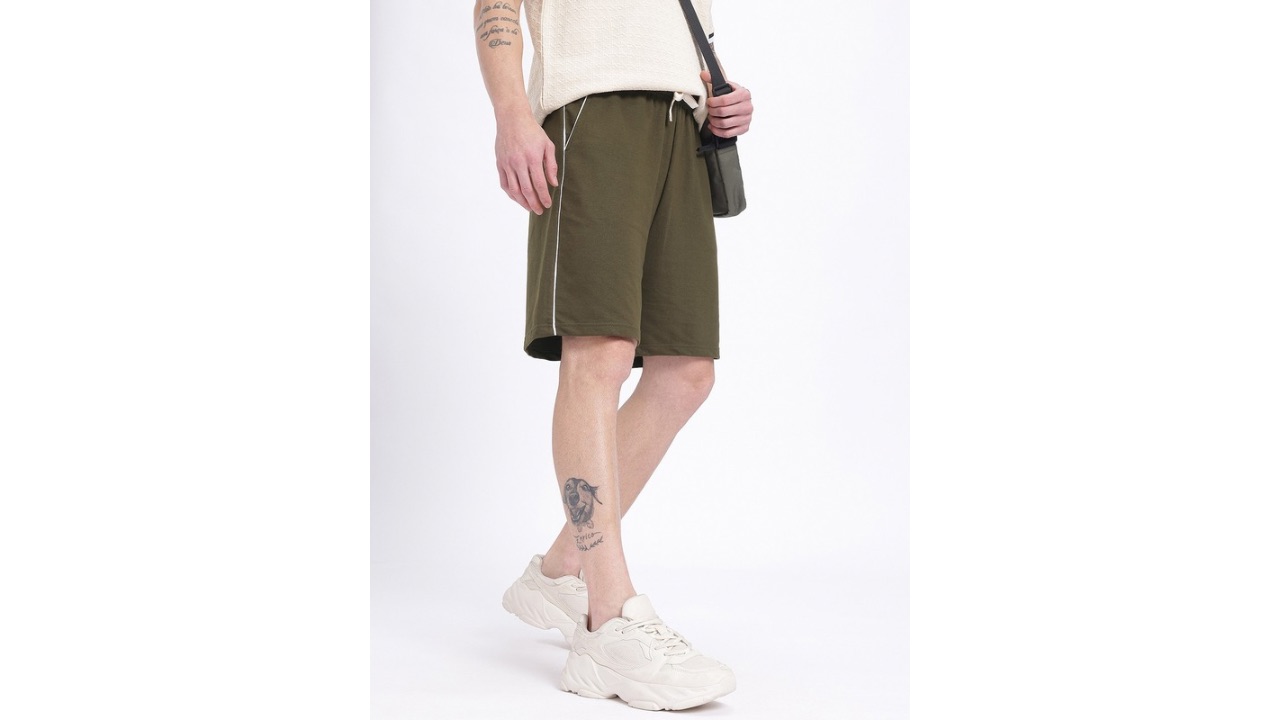 glitchez Men Basic Chic Mid-Rise Loose Fit Knee Length Shorts