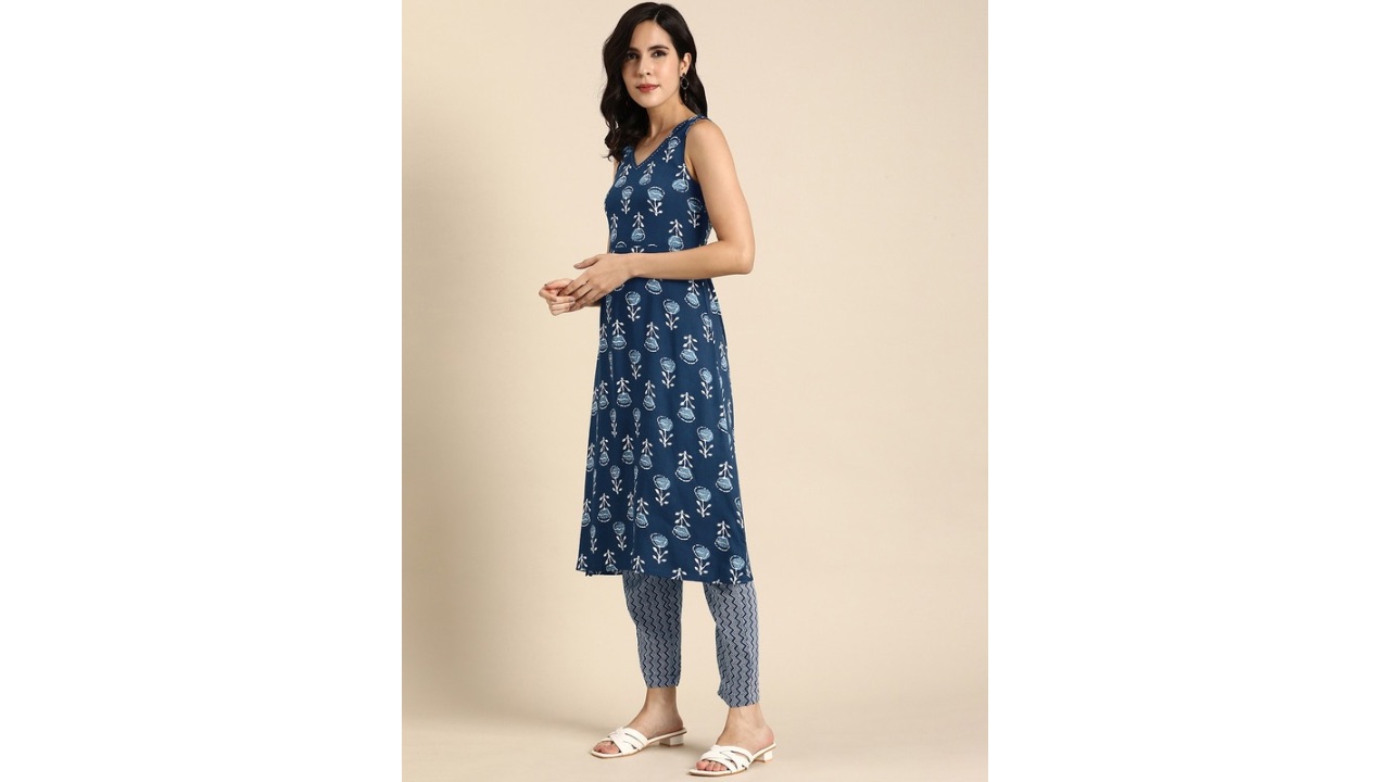 AnoukWomen Floral Printed Styled Back Kurta with Trousers