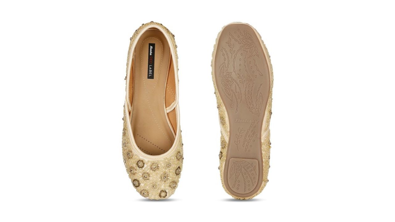 Bata’s Beige Fabric Mojaris: Less Is More