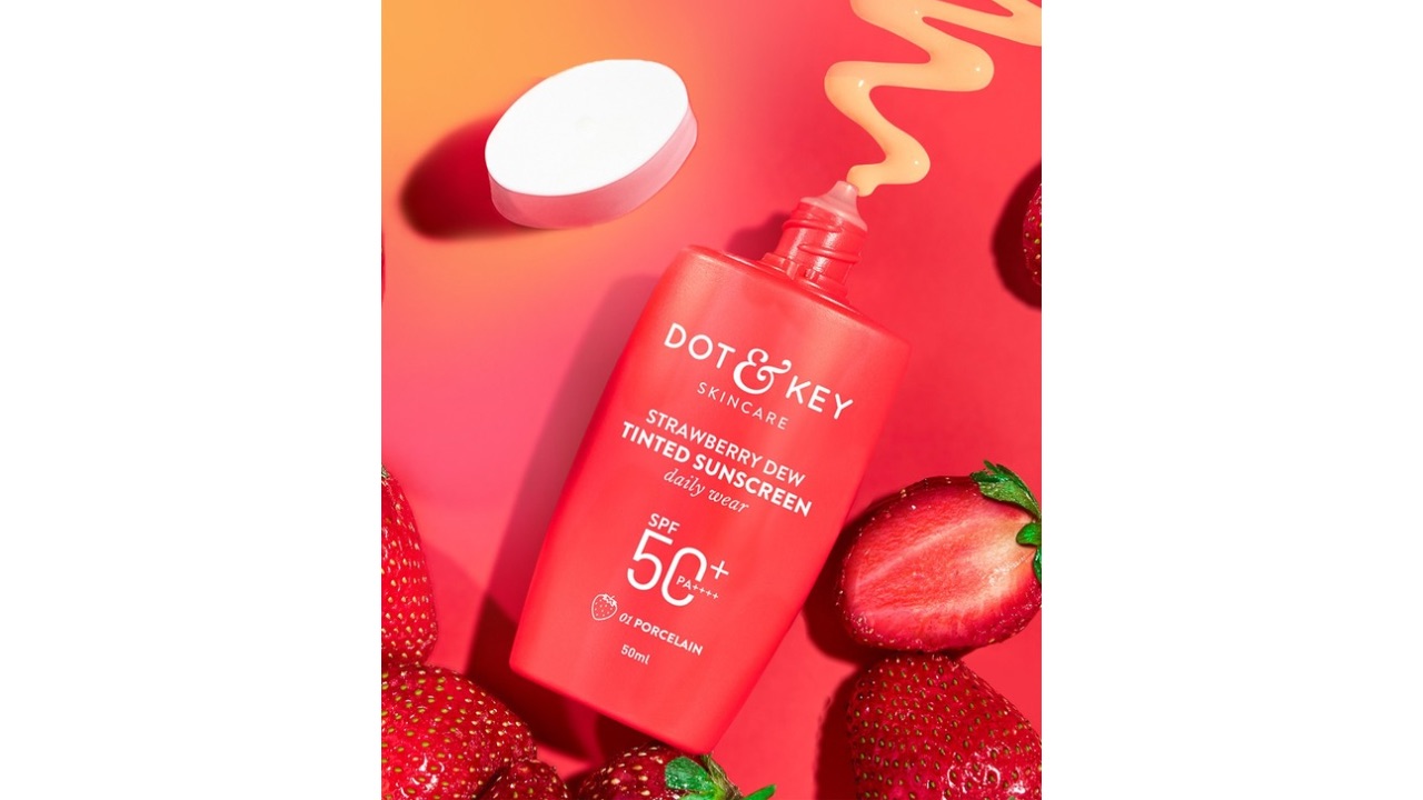 DOT & KEYStrawberry Dew Tinted Sunscreen SPF 50+ PA++++ 50 ml - Porcelain 01