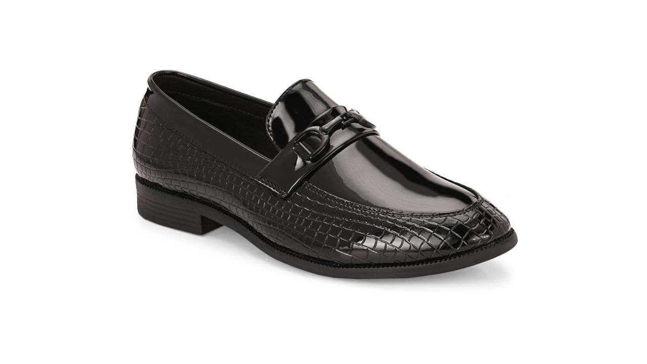 Modern Black Loafers With a Sleek Finish
