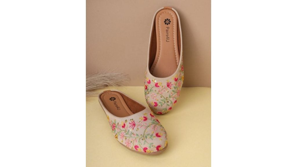 Pairs4U Women Embellished Mojaris Flats