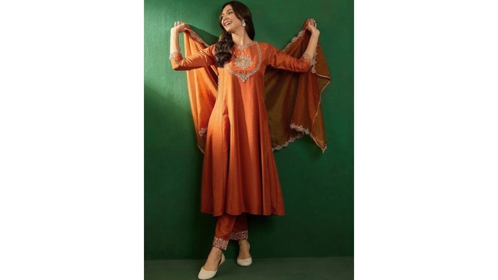 SangriaEmbroidered Boat-Neck Kurta With Trousers & Dupatta