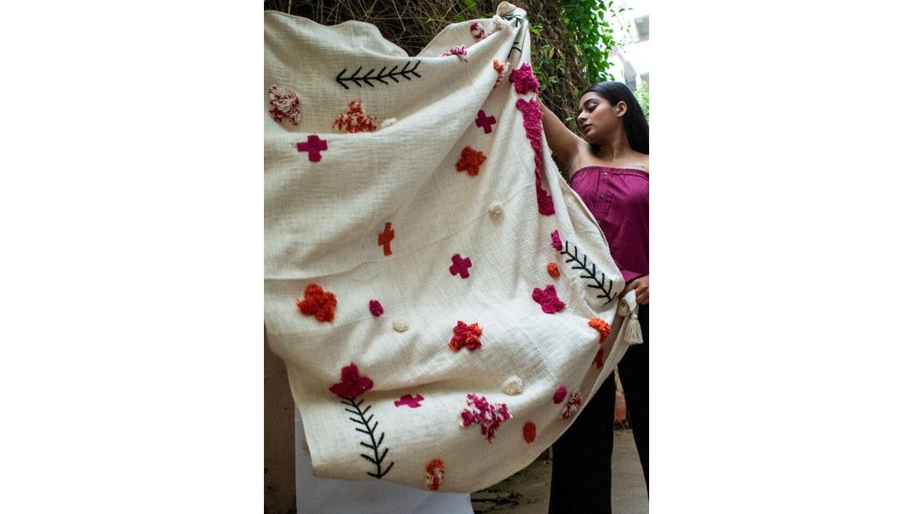 Art Avenue White Self-Design Cotton Throw