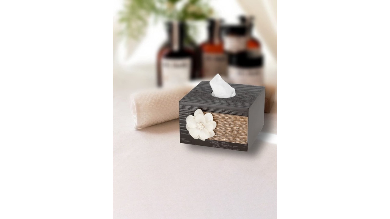 COCKTAILBrown Resin Flower Embellished & Textured Squared Shaped Wooden Tissue Holder