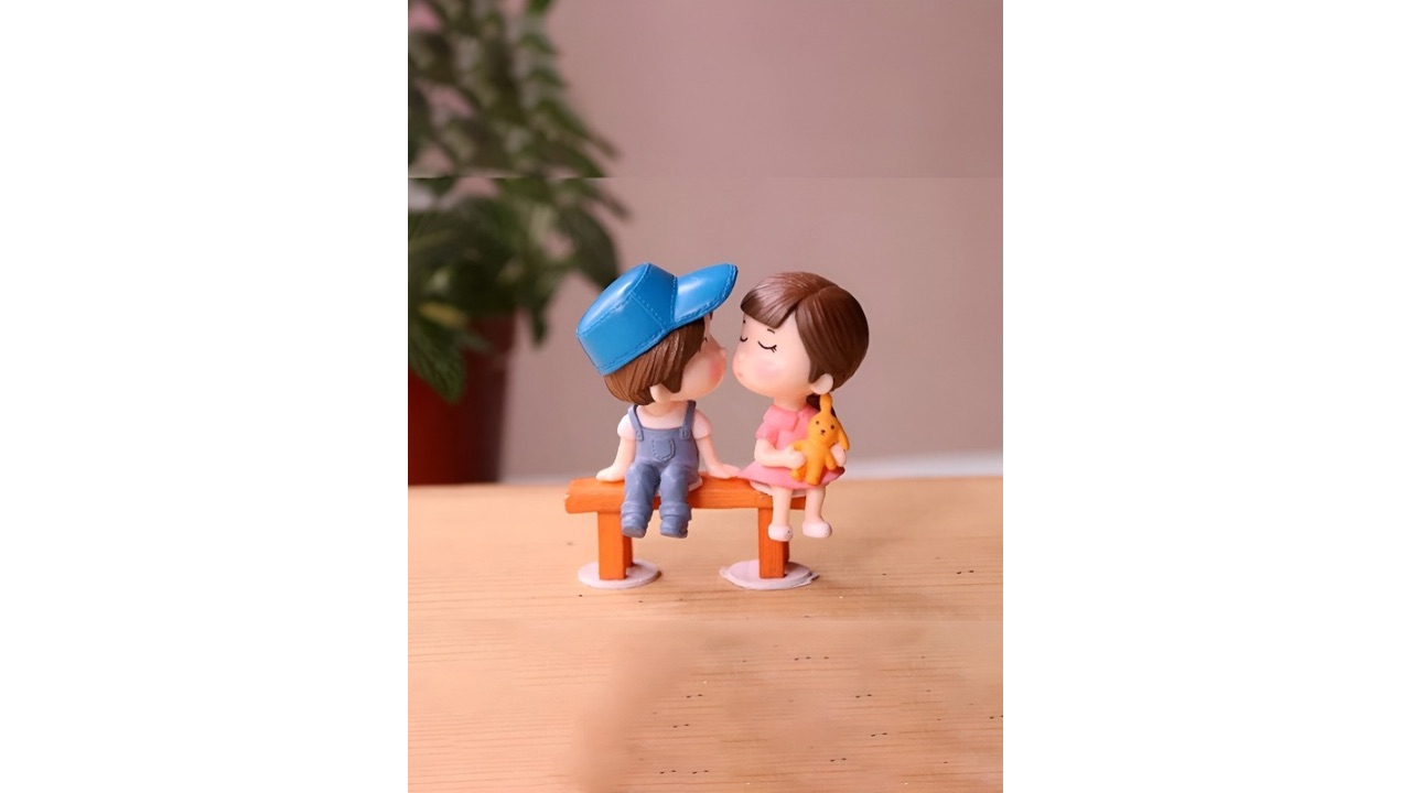 CraftVatikaBlue & Pink Couple Miniature Figurine Showpiece