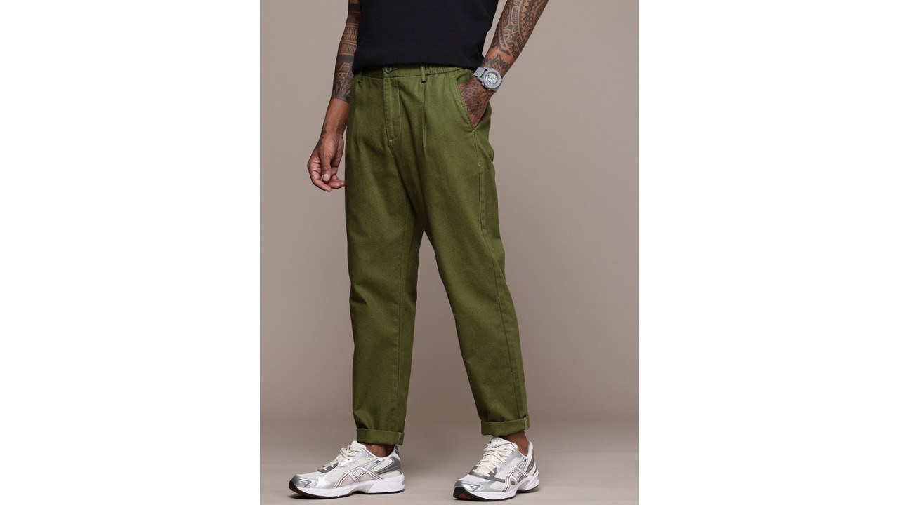 RoadsterThe Life Co. Men Pure Cotton Relaxed Pleated Trousers