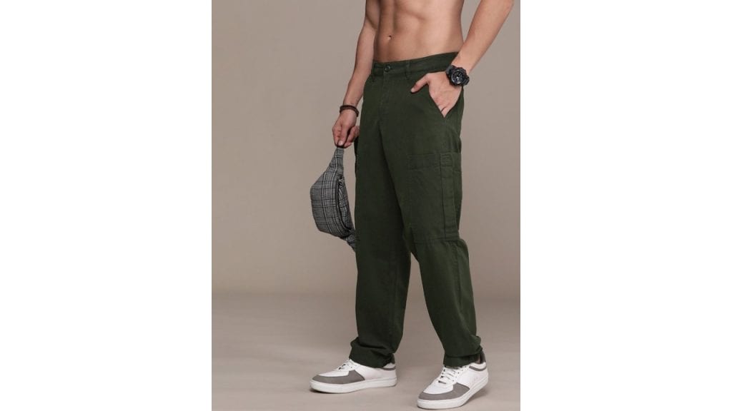 RoadsterThe Life Co. Men Solid Mid-Rise Pure Cotton Cargos