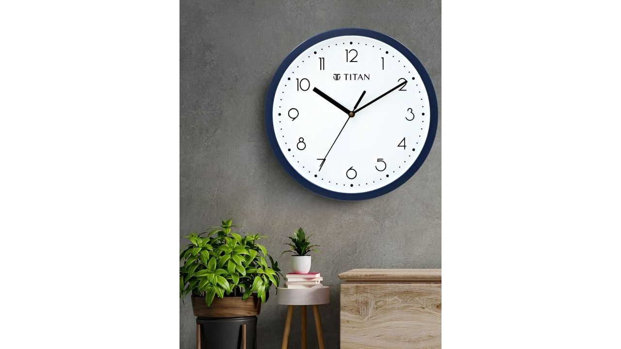 Titan Simple-Sweep White & Black Wooden Contemporary Round Shaped Wall Clock