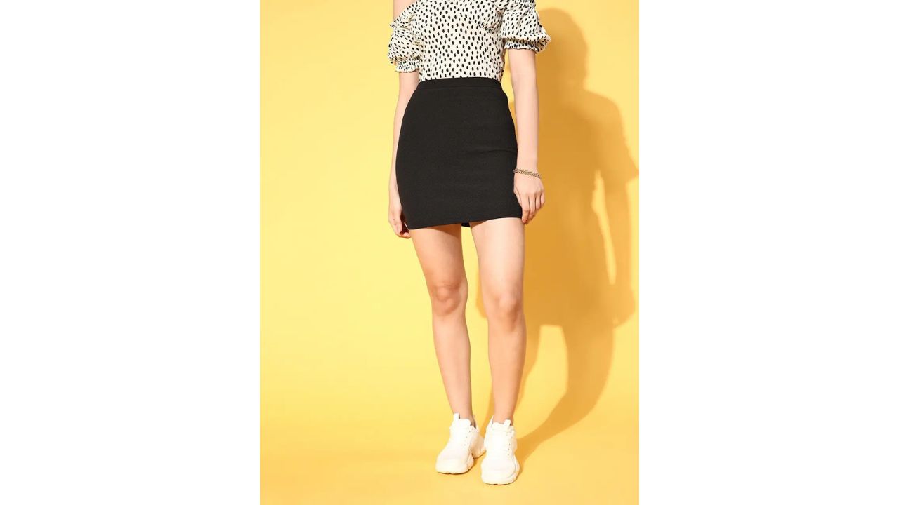 Berrylush Women Solid Straight Black Skirt