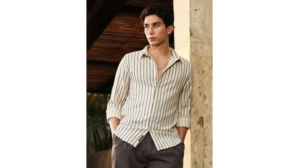 Campus Sutra Men Comfort Fit Vertical Striped Spread Collar Cotton Casual Shirt