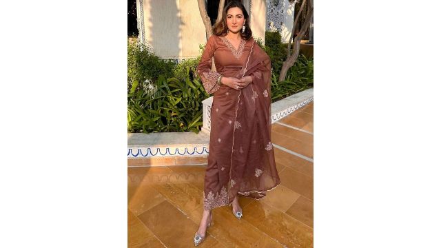 DIVASTRI Floral Embroidered Thread Work Straight Kurta With Trousers & Dupatta