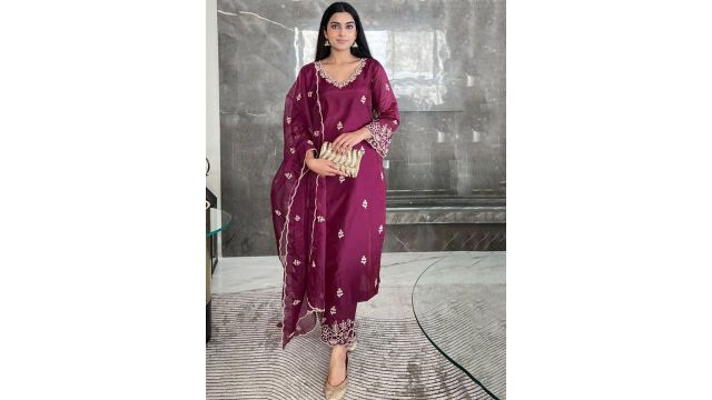 DIVASTRI Floral Embroidered V-Neck Straight Kurta With Palazzos & Dupatta