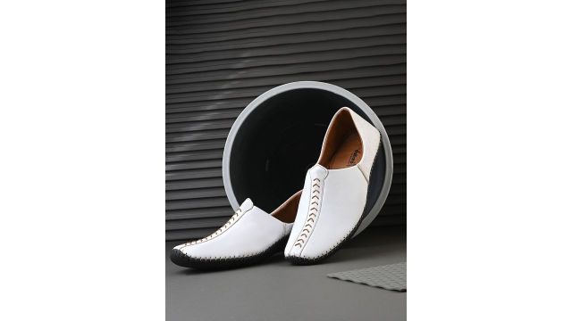 Vellinto Stitched‑Design Rajasthani Jutis (White)